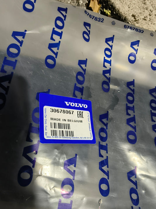 2005-2007 Volvo V50 Genuine Rear Bumper Step Pad / Center Molding (OEM 30678067) πΈπͺπ