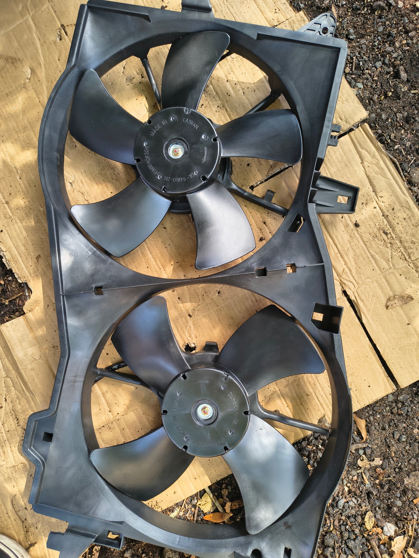 2002-2006 Mazda MPV 3.0L V6 Dual Radiator Engine Cooling Fan Assembly w/o Tow Package šāļø
