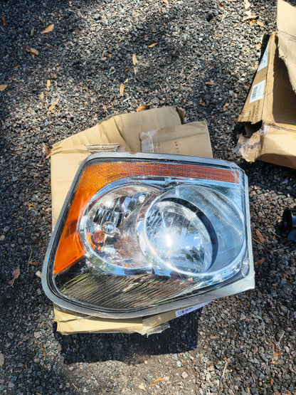 2004-2005 Dodge Durango Driver Side Headlight Assembly 🚗💡