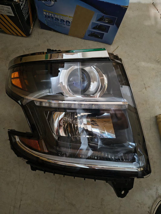 2015-2017 Chevrolet Tahoe & Suburban Halogen Projector Headlight Set w/ Bulbs (SET-REPC100161) 🛻💡