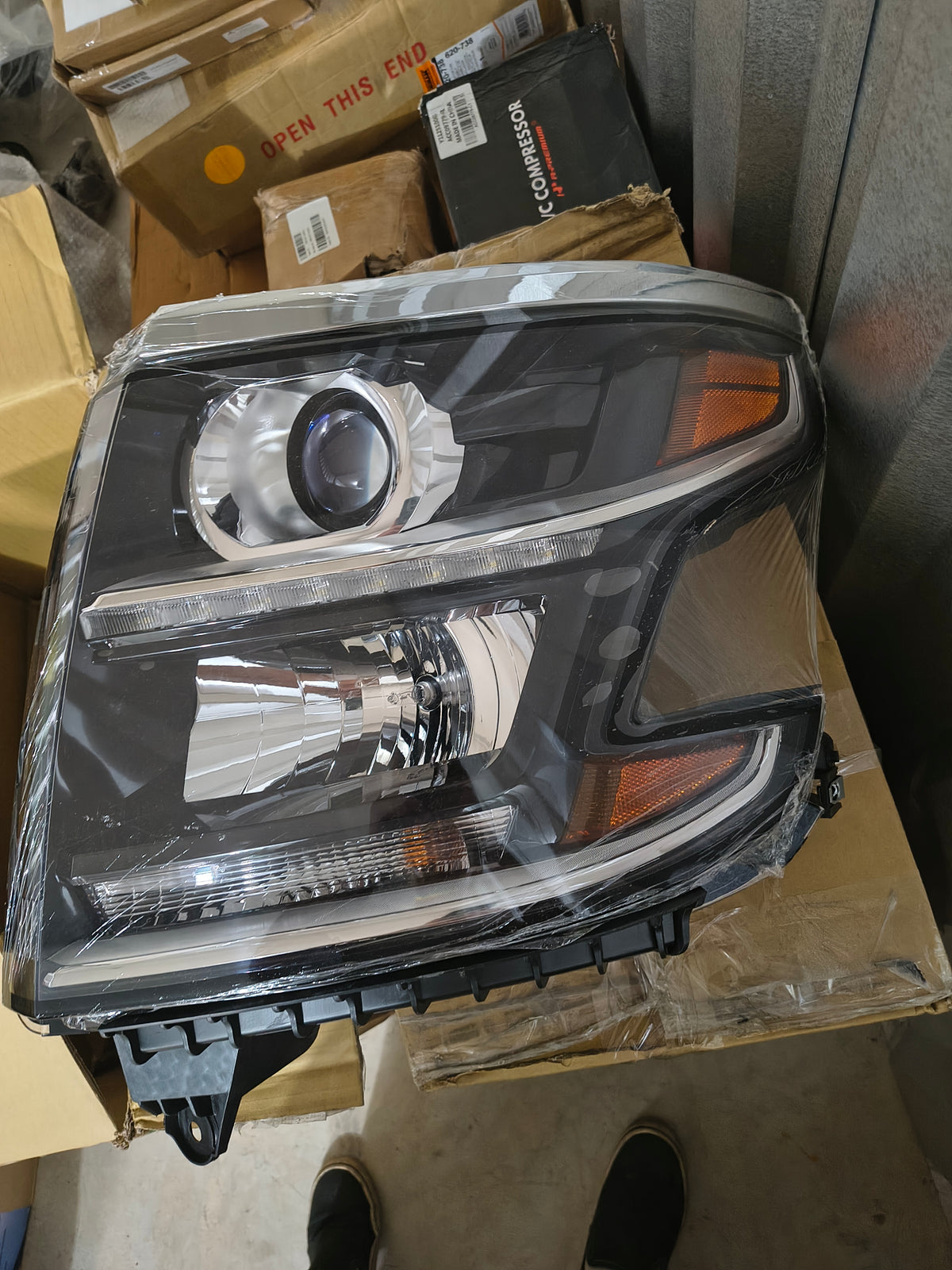 2015-2017 Chevrolet Tahoe & Suburban Halogen Projector Headlight Set w/ Bulbs (SET-REPC100161) 🛻💡