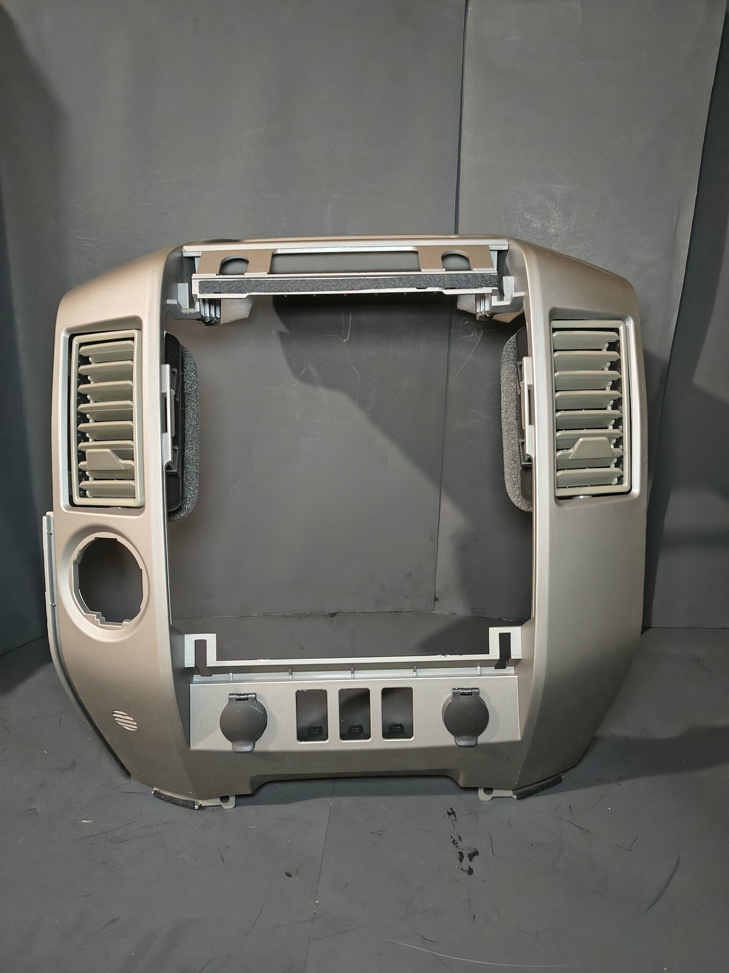2004-2006 Nissan Titan / Armada Center Dash Radio AC Bezel (With Center Speaker) 🚗📻