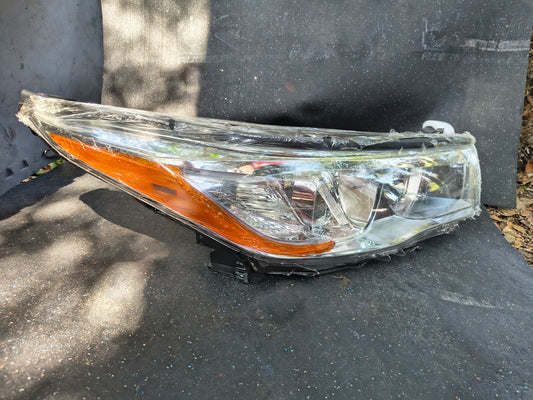 2014-2016 Toyota Highlander Passenger Side Halogen Headlight 🚗💡