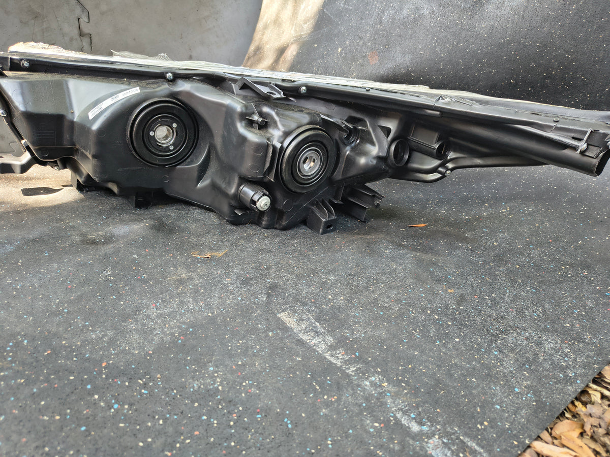 2014-2016 Toyota Highlander Passenger Side Halogen Headlight 🚗💡