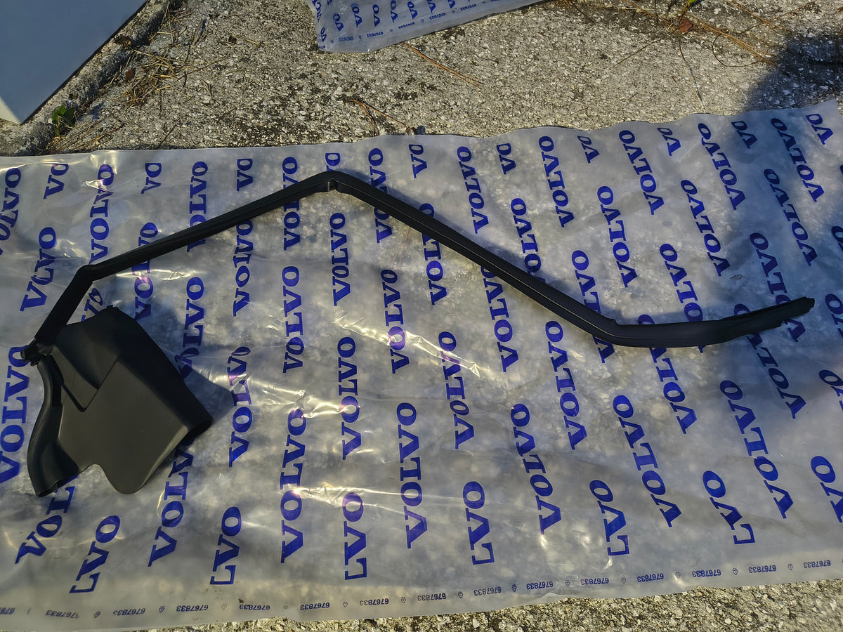 2006-2013 Volvo C70 Genuine Driver Side Front Outer Door Belt Molding / Weatherstrip (OEM 31256622) 🇸🇪🚗
