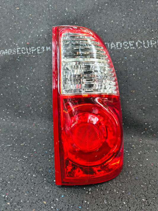 2005-2006 Toyota Tundra Passenger Side Halogen Tail Light Assembly w/ Bulbs & Harness (Part # REPT730151) 🛻🚨