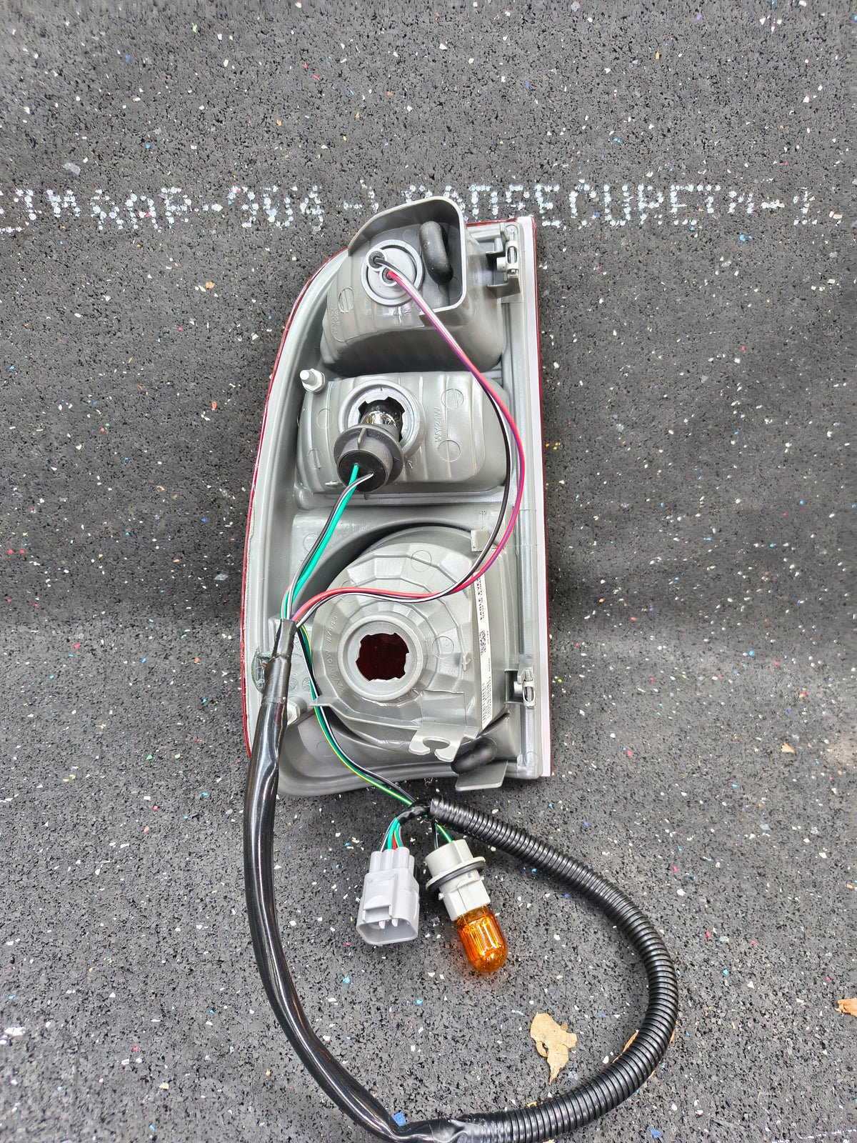 2005-2006 Toyota Tundra Passenger Side Halogen Tail Light Assembly w/ Bulbs & Harness (Part # REPT730151) 🛻🚨