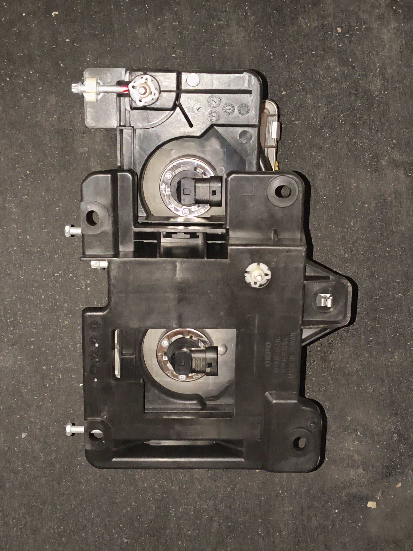 1992-2000 GMC Yukon & 1999-2000 Cadillac Escalade Driver Side Headlight Assembly with Bulb 🚘💡