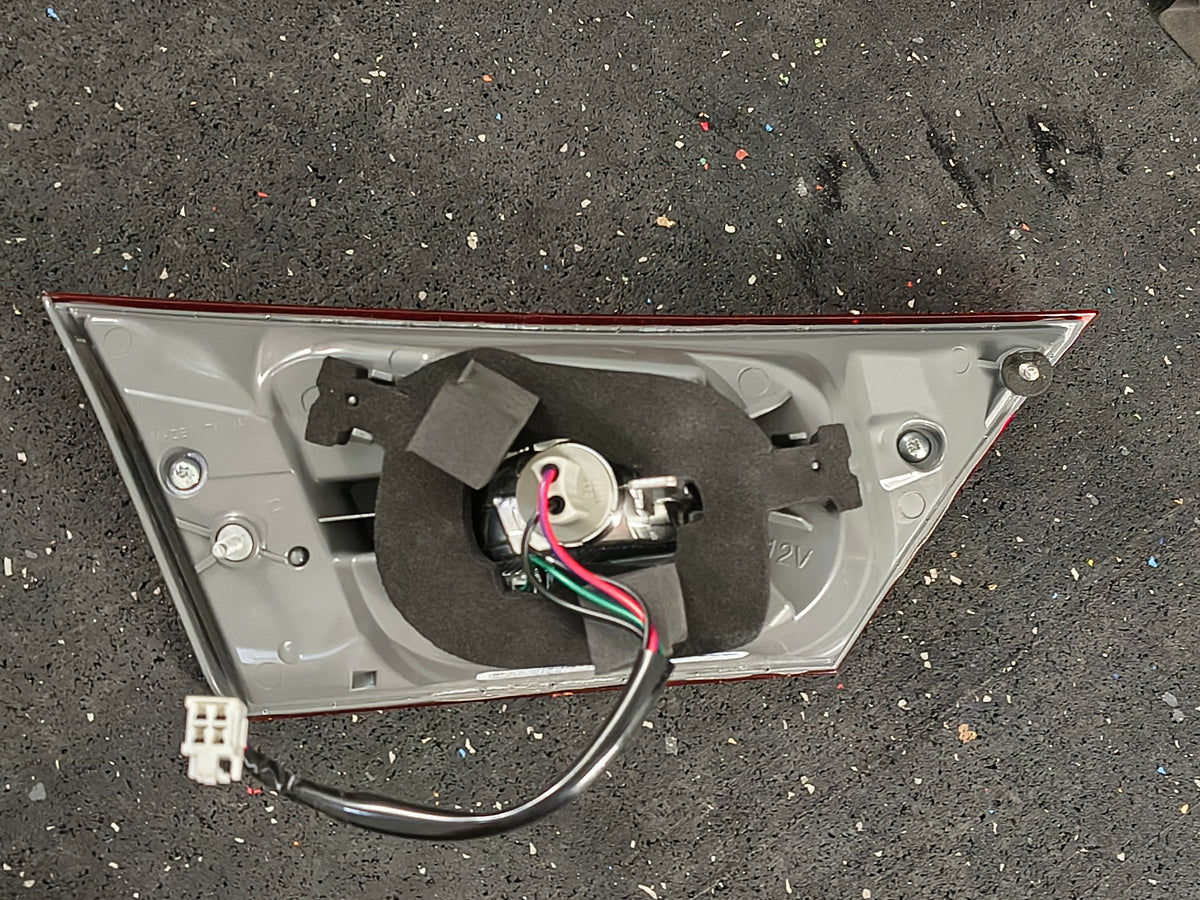 2013-2015 Toyota Avalon Passenger Side Inner Tail Light Assembly with Bulbs (Trunk Mounted) 🚘💡