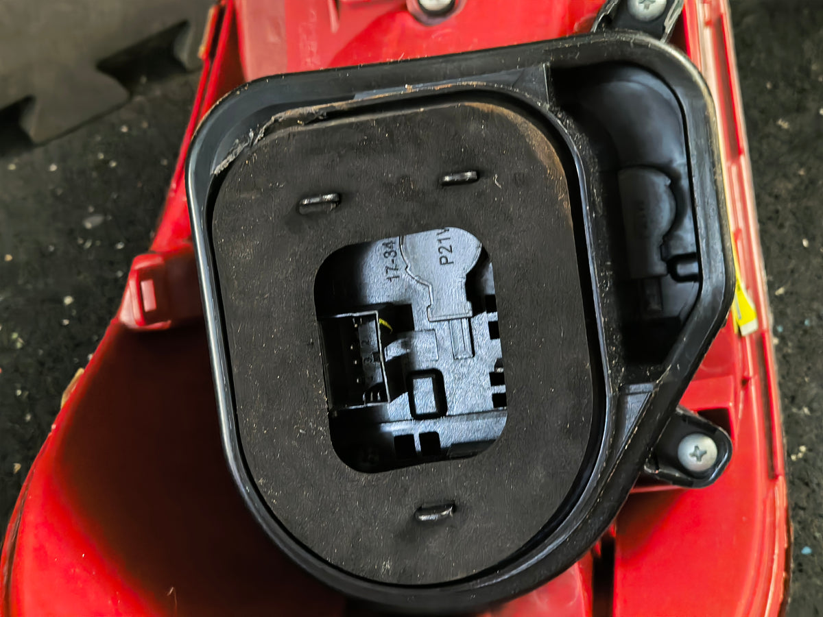2018-2024 Volkswagen Tiguan Passenger Side Outer Tail Light Assembly - CAPA Certified (Quarter Panel Mounted) 🚘💡