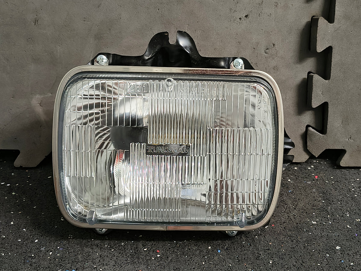 1987–1995 Toyota Pickup / 4Runner & 1995–1997 Tacoma Passenger Side Halogen Headlight 💡