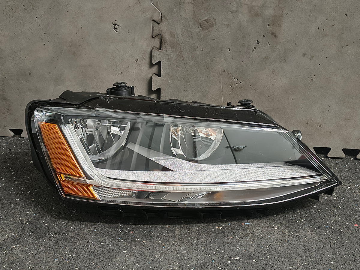 2017–2018 Volkswagen Jetta Passenger Side Halogen Headlight 💡⚡