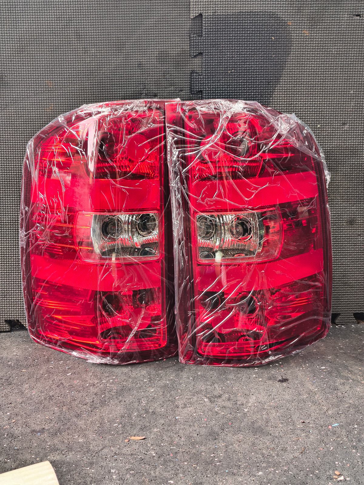2007–2014 Chevy Silverado 1500 / 2500 HD / 3500 HD Driver & Passenger Side Tail Light Set (Halogen, Bulbs Included) 🚘💡