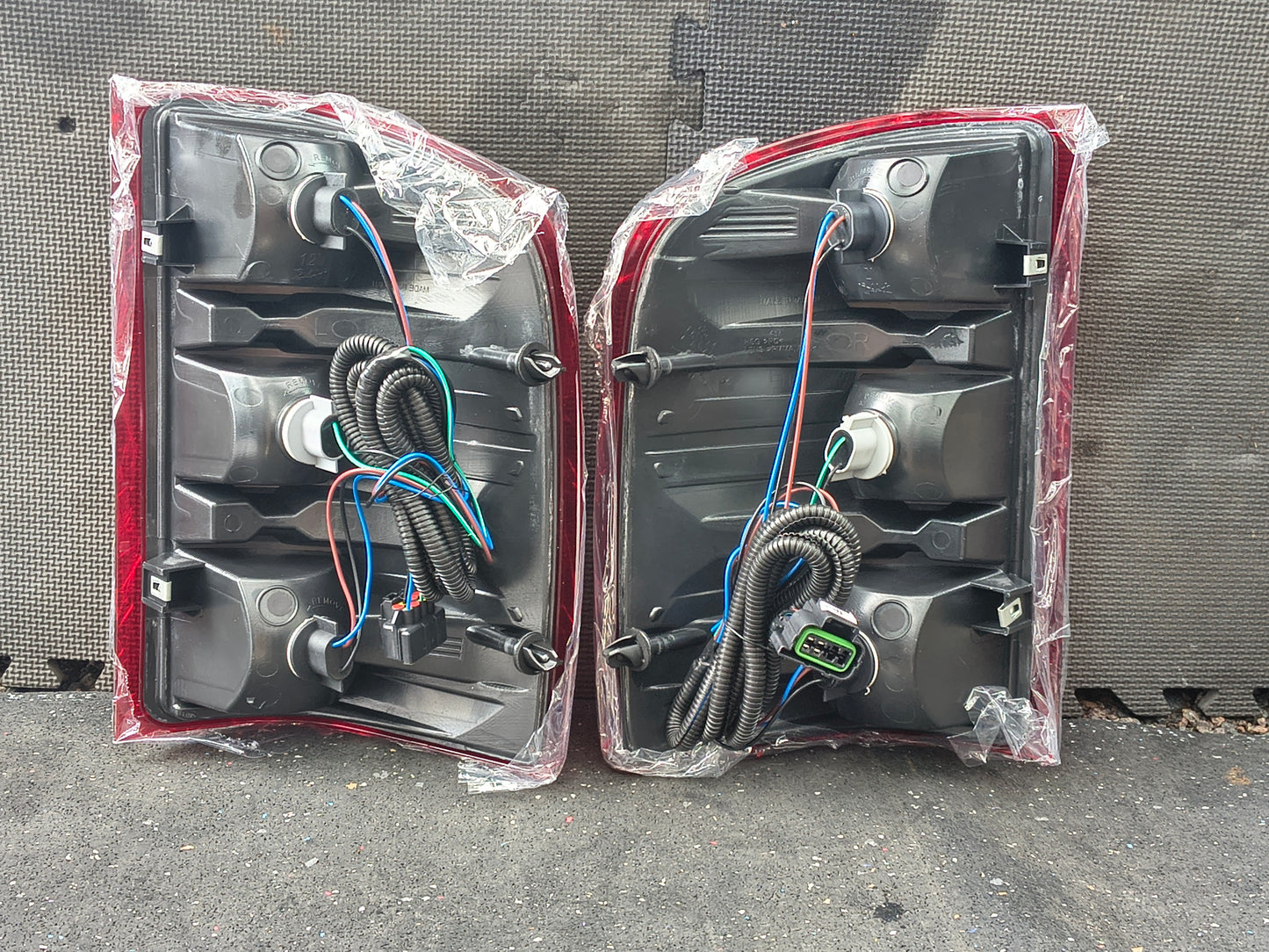 2007–2014 Chevy Silverado 1500 / 2500 HD / 3500 HD Driver & Passenger Side Tail Light Set (Halogen, Bulbs Included) 🚘💡