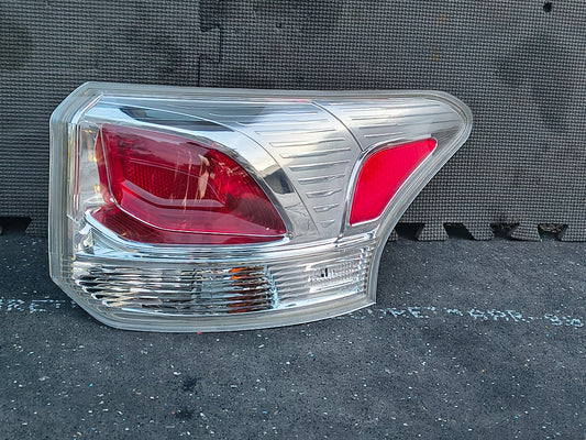 2014–2015 Mitsubishi Outlander Passenger Side Tail Light Assembly (Halogen, Clear Lens, Standard Type) 🚘💡