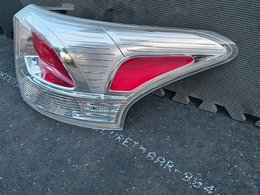 2014–2015 Mitsubishi Outlander Passenger Side Tail Light Assembly (Halogen, Clear Lens, Standard Type) 🚘💡
