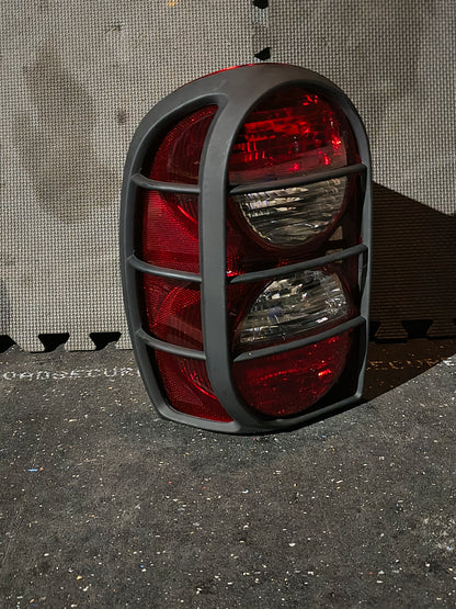 2005–2007 Jeep Liberty Driver Side Tail Light Assembly with Guard (Halogen, Clear & Red Lens) 🚘💡