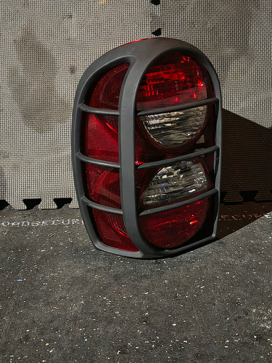 2005–2007 Jeep Liberty Driver Side Tail Light Assembly with Guard (Halogen, Clear & Red Lens) 🚘💡