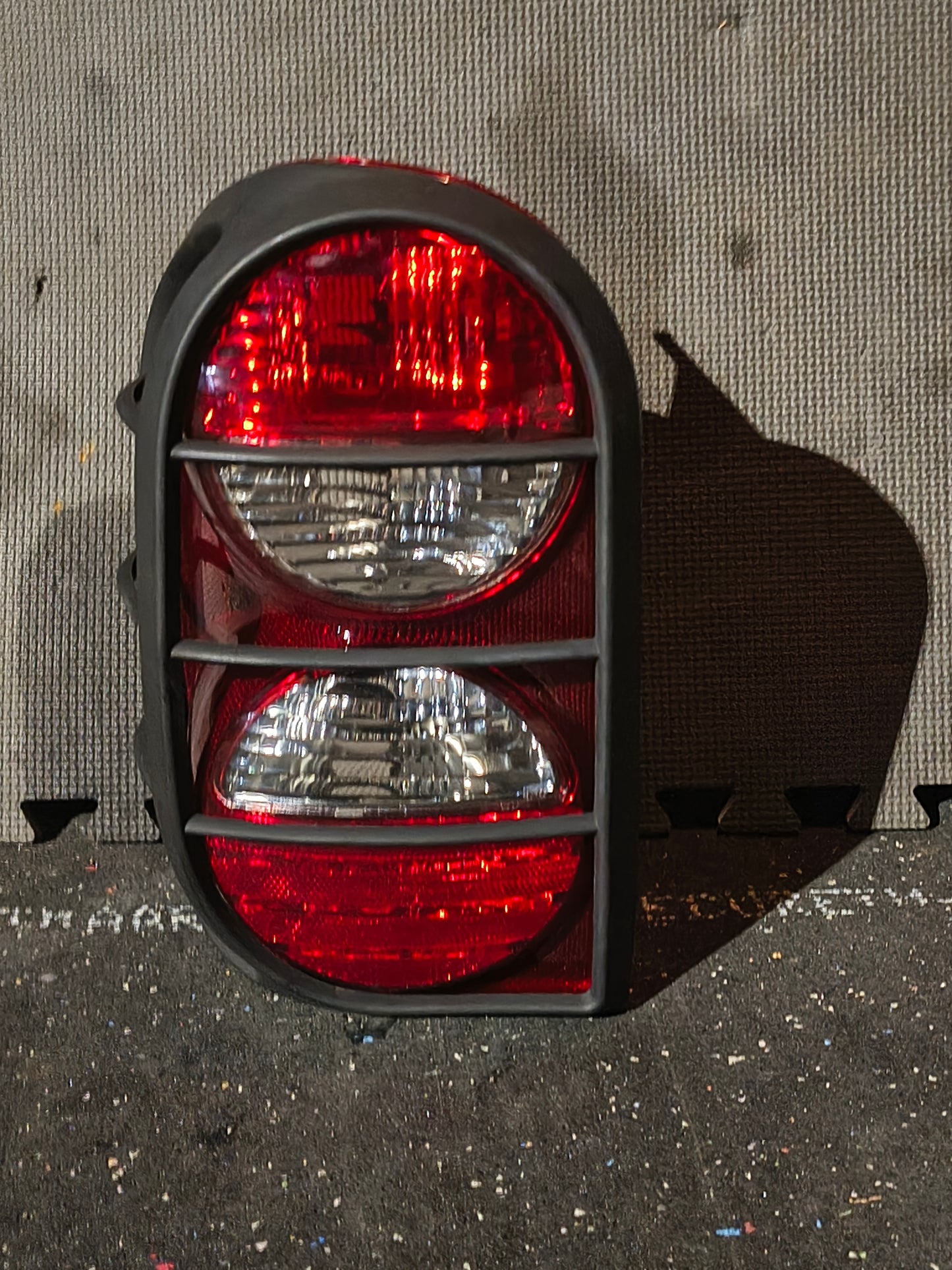 2005–2007 Jeep Liberty Driver Side Tail Light Assembly with Guard (Halogen, Clear & Red Lens) 🚘💡