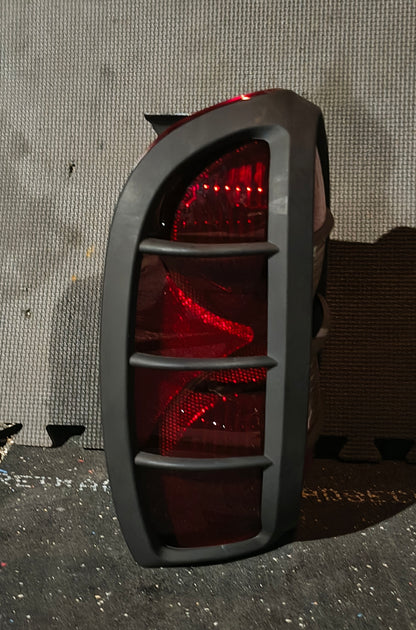 2005–2007 Jeep Liberty Driver Side Tail Light Assembly with Guard (Halogen, Clear & Red Lens) 🚘💡