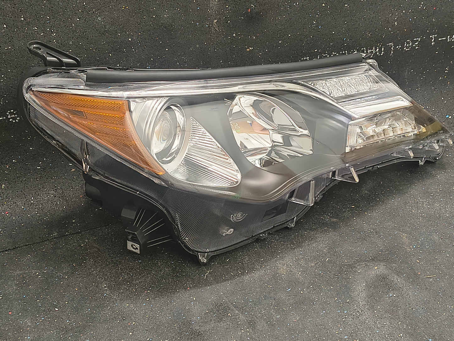 2013–2015 Toyota RAV4 Passenger Side Halogen Headlight Assembly (USA Built) 🚘💡