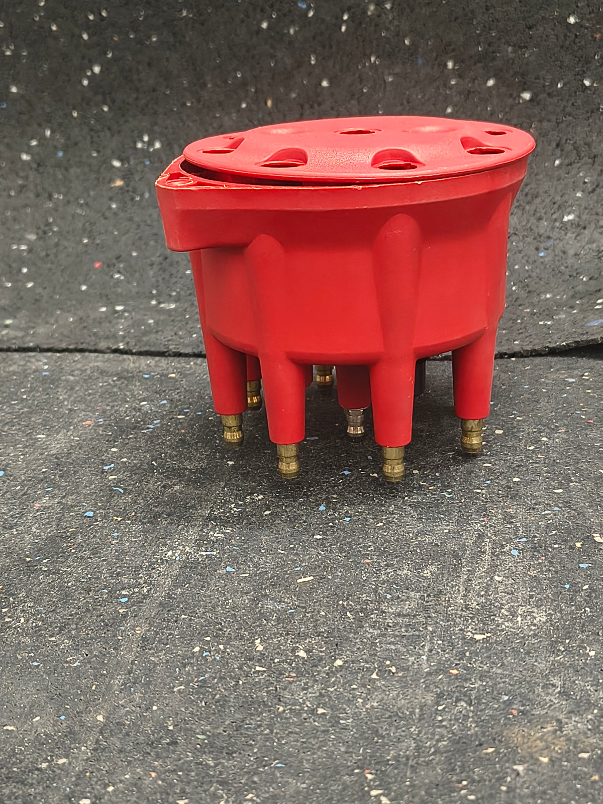 Edelbrock Max-Fire Distributor Cap & Wire Retainer Kit for Chevy V8 (Red) 🚘⚡