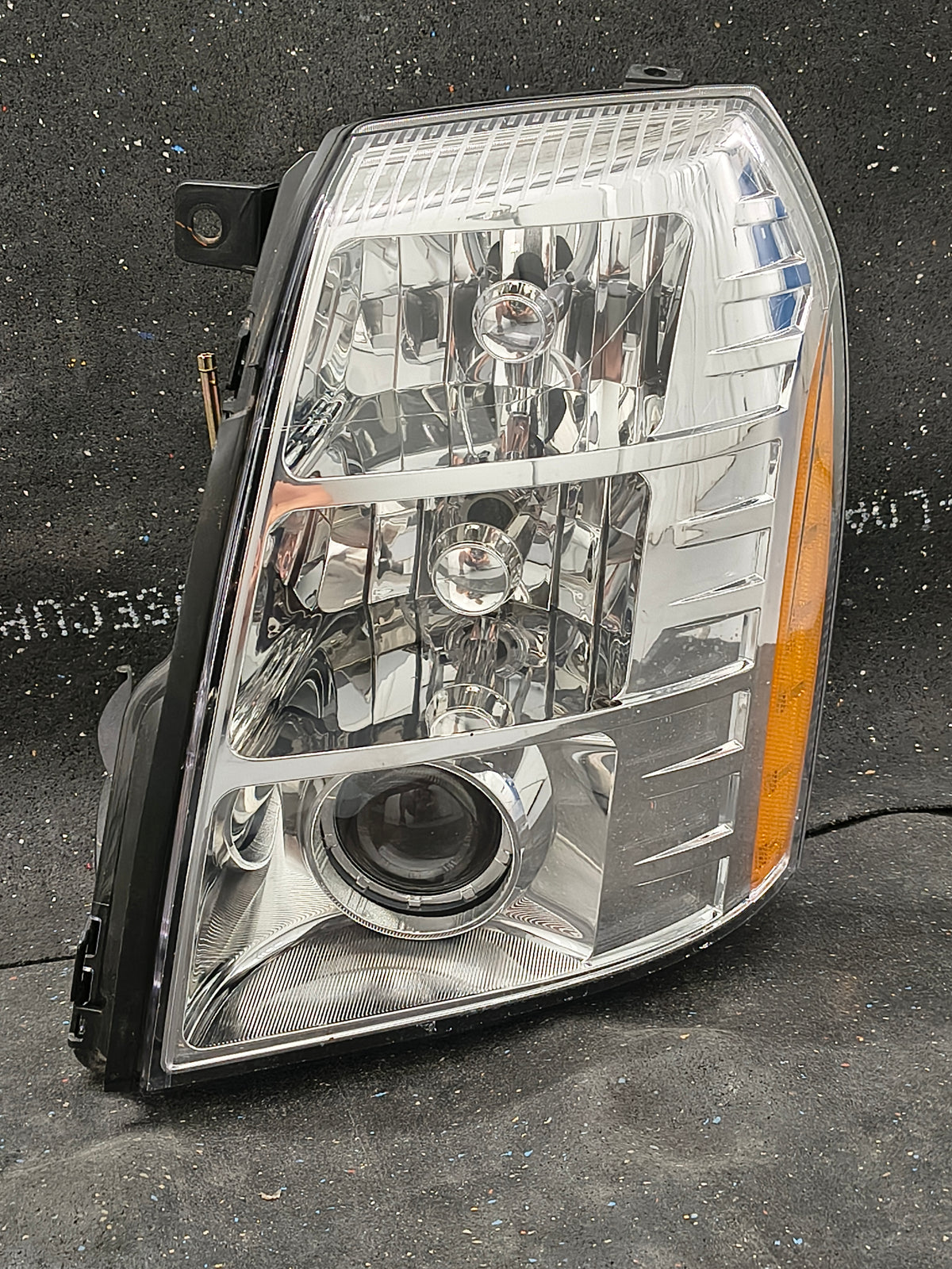 2007–2009 Chevrolet Suburban / GMC Yukon XL / Cadillac Escalade ESV/EXT Driver Side HID/Xenon Headlight Assembly 🚘⚙️