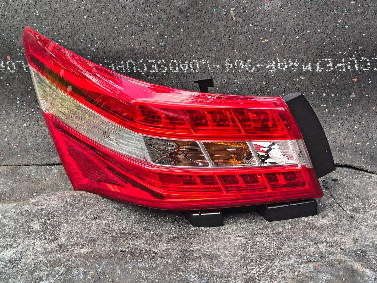 2013–2015 Toyota Avalon Driver Side Outer Tail Light Assembly 🚘⚙️