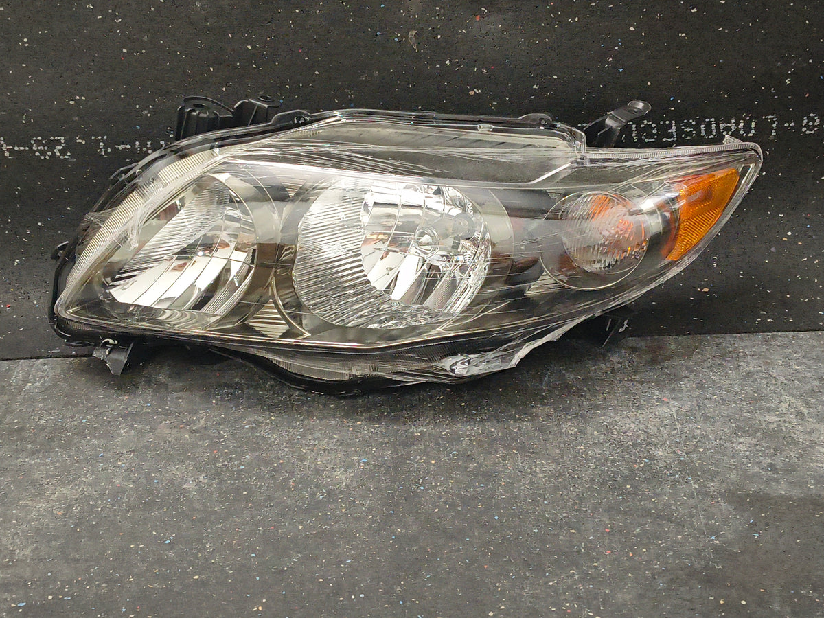 2009–2010 Toyota Corolla Driver Side Halogen Headlight Assembly w/ Bulbs 💡🚘