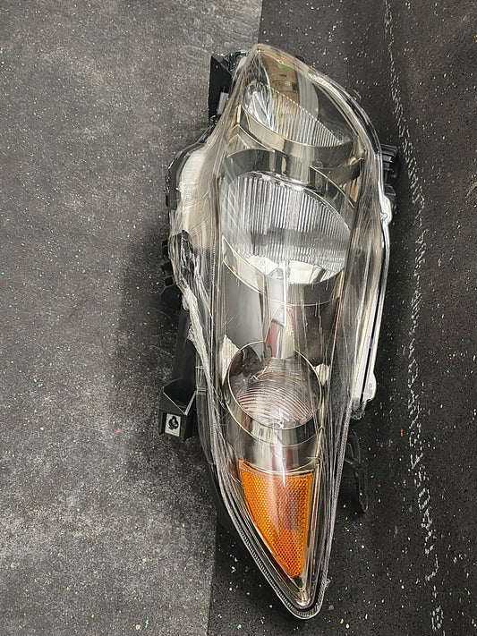 2009–2010 Toyota Corolla Driver Side Halogen Headlight Assembly w/ Bulbs 💡🚘