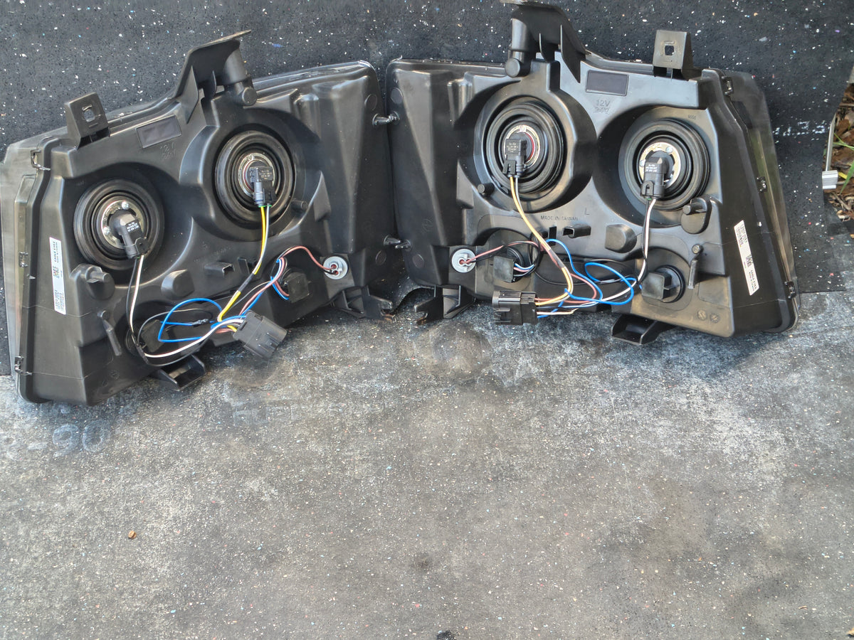 2007–2014 Chevy Tahoe / Suburban / Avalanche Driver and Passenger Side Halogen Headlight Set (With Bulbs) 💡🚘