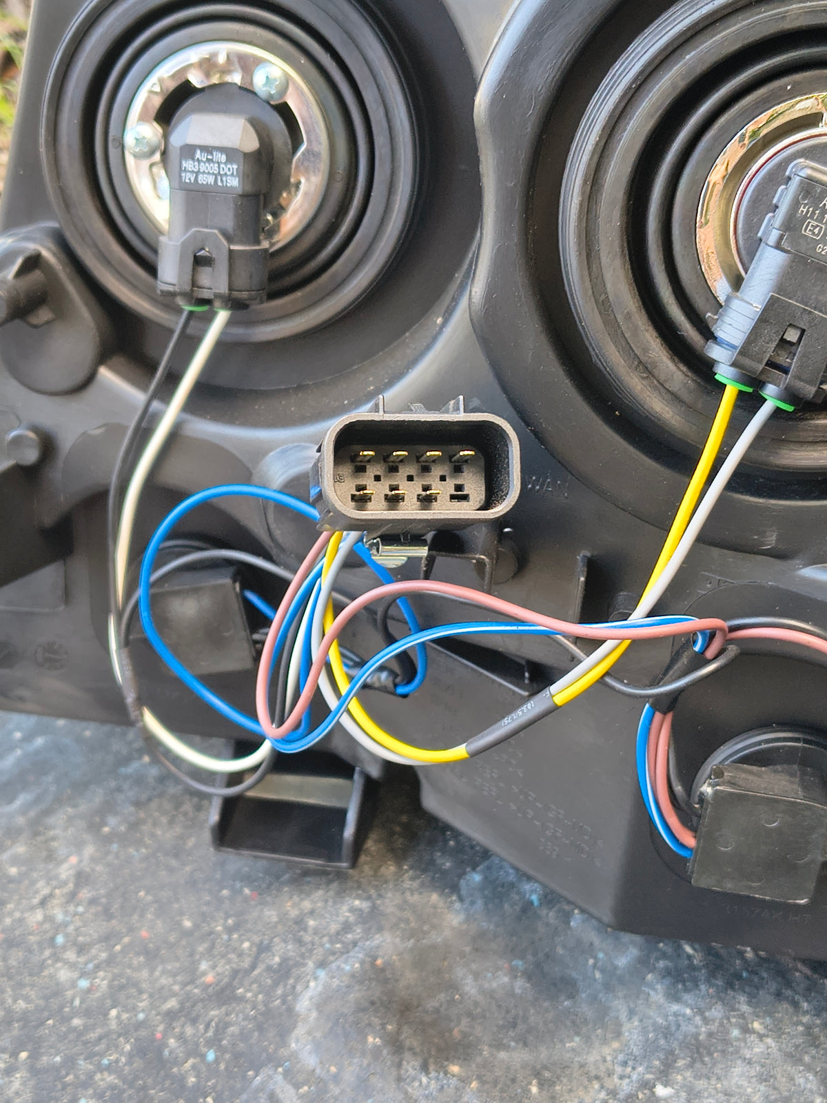 2007–2014 Chevy Tahoe / Suburban / Avalanche Driver and Passenger Side Halogen Headlight Set (With Bulbs) 💡🚘