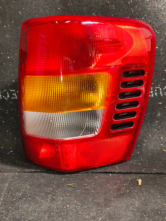 1999–2002 Jeep Grand Cherokee Passenger Side Tail Light Assembly 🚨🚘