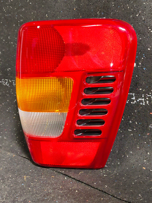 1999–2002 Jeep Grand Cherokee Passenger Side Tail Light Assembly 🚨🚘