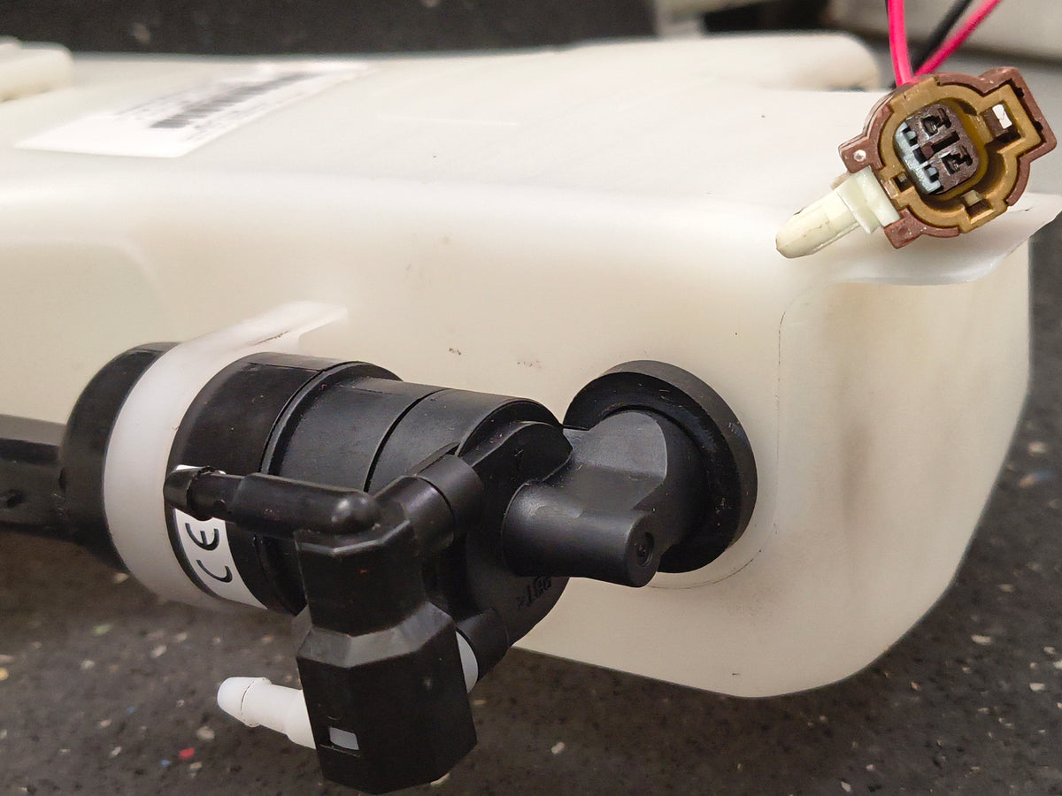 2005–2008 Nissan Pathfinder & Xterra Windshield Washer Reservoir Assembly 💧🚘