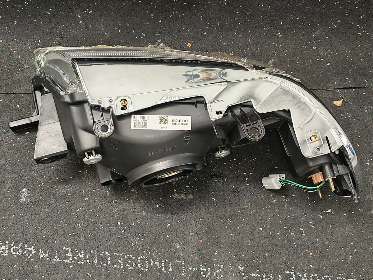2000–2004 Mitsubishi Montero Sport Passenger Side Halogen Headlight Assembly ⚡🚘